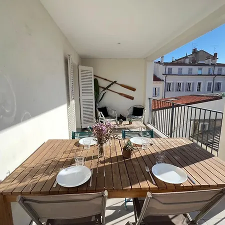Beautiful 3 Bedrooms In דירה *