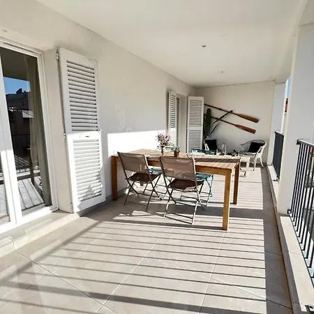 Beautiful 3 Bedrooms In קאן