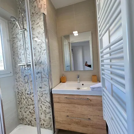 Beautiful 3 Bedrooms In קאן